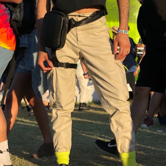 Tan cargo pants with neon details - Picture 5 of 5